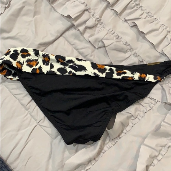 Bikini - Picture 2 of 4